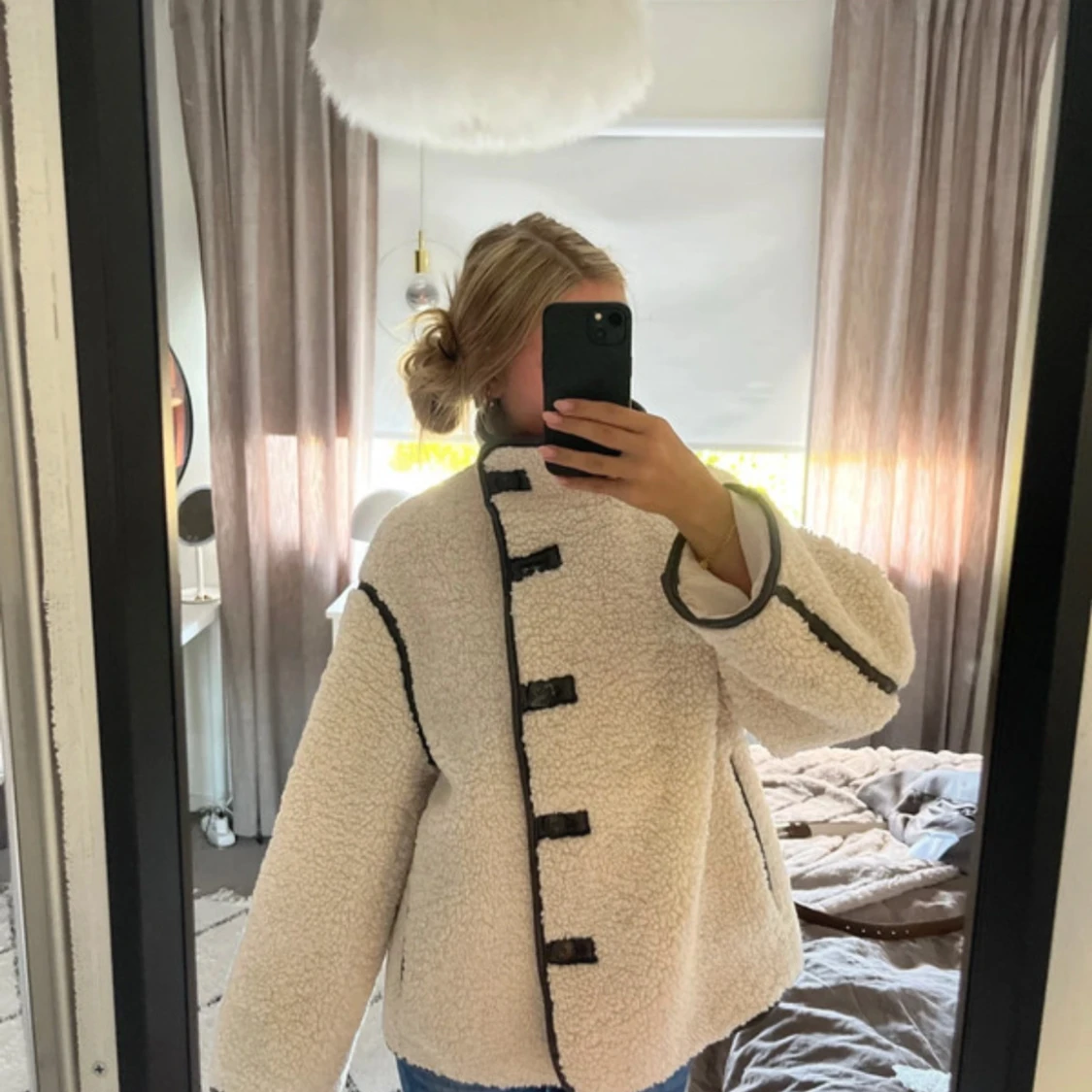 Teddyjacka från H&M med svarta detaljer