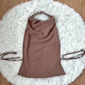 Brun topp från SHEIN XS - Snygg brun topp från SHEIN i storlek XS men är ganska flexibel beroende på hur ”revealing” man önskar. Skulle säga att det passar bäst XS-S (32-36).