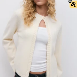 Svart slutsåld kofta - Säljer en stilren kofta från Gina Tricot i både svart och offwhite. Koftan har rund halsringning, lång ärm och stängs med en knapp upptill. Den är stickad i mjukt material och har ribbade kanter för en clean look. Kotan är i svart!💓 använd ca 2 gånger!