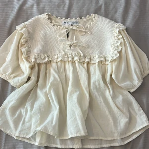 Krämvit blus med volang från Zara - Supersöt krämvit blus från Zara med stickad överdel i storlek S❤️