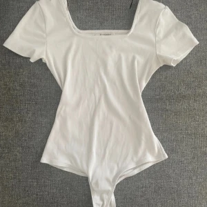 Vit ribbad bodysuit med fyrkantig ringning - Säljer en vit ribbad bodysuit 