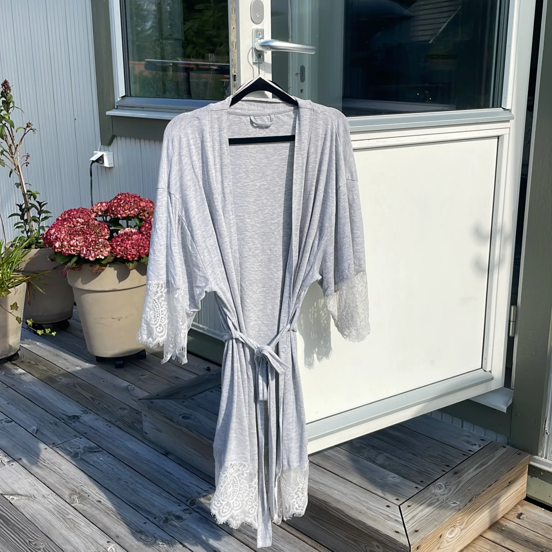 Ljusgrå morgonrock med spetsdetaljer