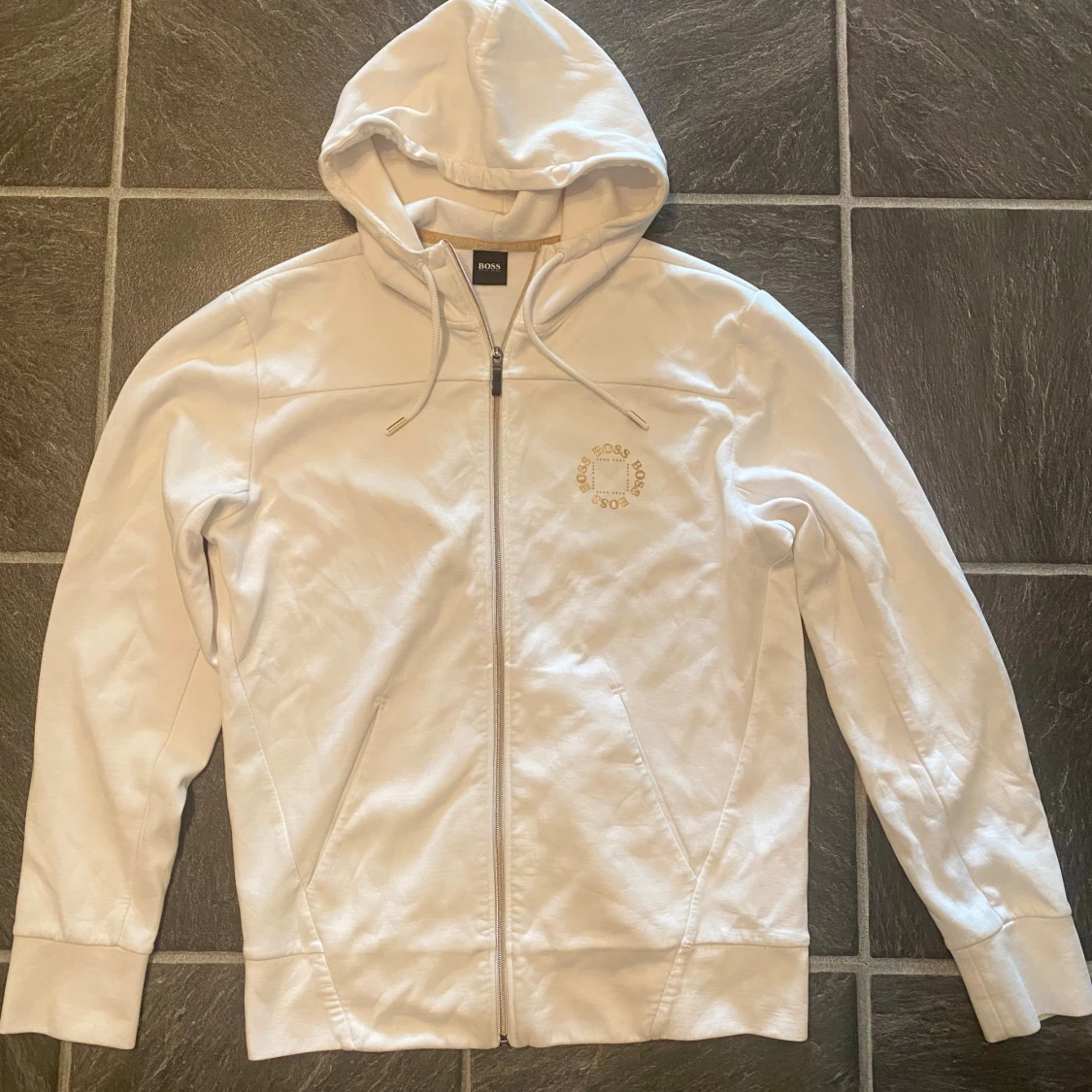 Vit hoodie från BOSS med dragkedja