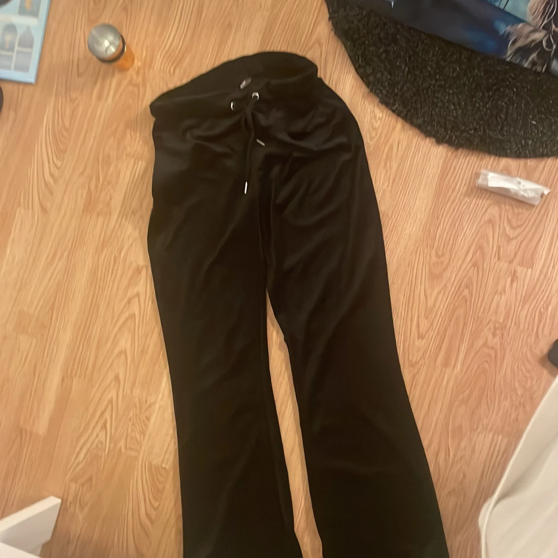 Svarta mjukisbyxor med snörning