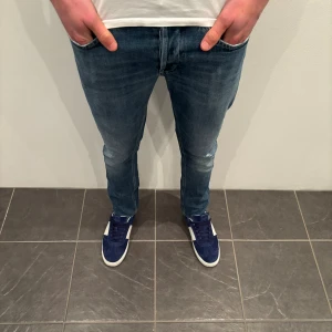 Dondup jeans George  - Hej! Säljer dessa sjukt snygga dondup jeans Storlek= 33 Ny pris= runt 4000 kr Säljs för= 449 kr Modellen är destroyed från fabrik vilket är sjukt populärt. (Första två bilderna är äldre) defekt= se bild 5