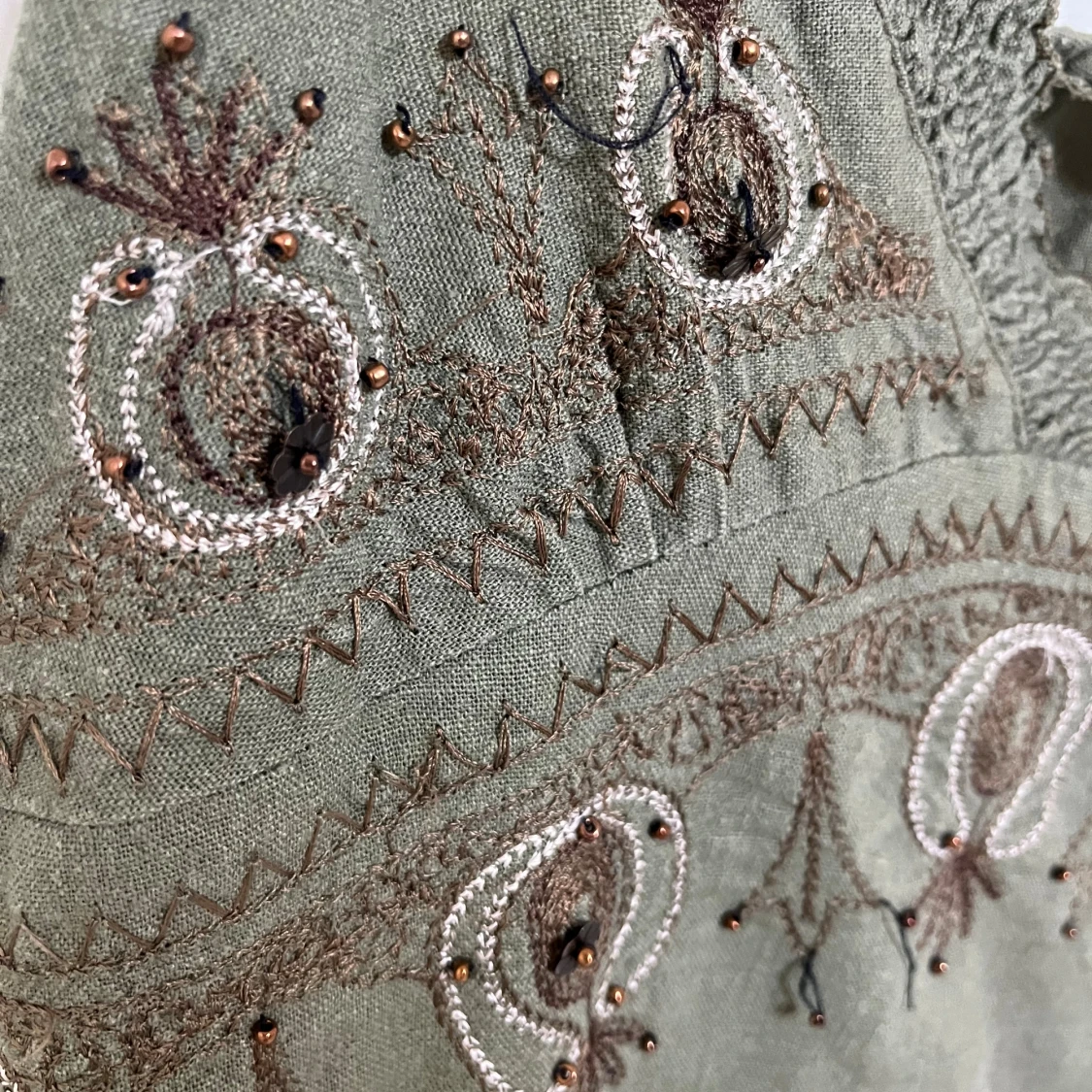 Olivgrön broderad linnetopp MAS Fashion - 4