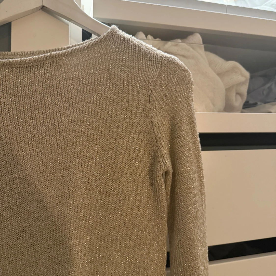 Glittrig beige stickad topp - 1