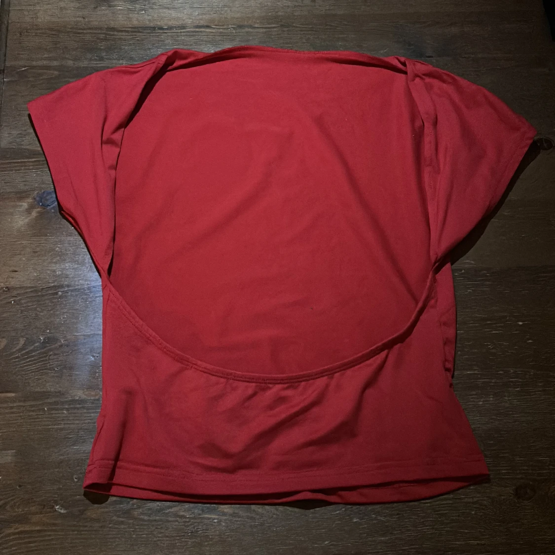 Röd topp med öppen rygg - 1