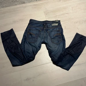 G-star RAW jeans - Jag säljer ett par snygga G-star RAW jeans i modellen slim fit. De är w31 och L32. Dom är i jätte bra skick och bara använda några gånger. Skriv till mig om du har några frågor om jeansen.