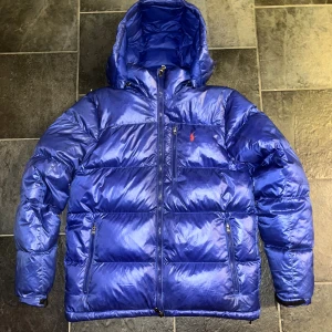  Ralph Lauren jacka - Ralph Lauren jacka i storlek L. Några defekter på ryggen (se två sista bilderna) i övrigt okej skick. Skriv gärna vid funderingar 