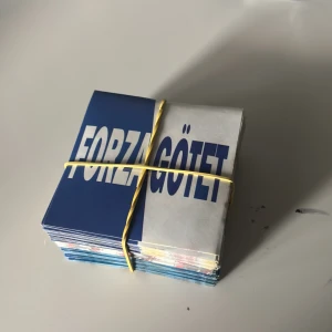 Forza Göte! IFK Göteborg Ultras Stickersamling - Fet samling klistermärken för dig som älskar IFK Göteborg! Perfekt för unga supportrar och ultras som vill visa sitt stöd på stan eller arenan. Innehåller motiv som 'Forza Göte', 'Anti GAIS' och klassiska IFK-symboler. Det är 234st köp alla för 200 men om ni vill köpa mindre en alla så skriv till mig pris diskuteras