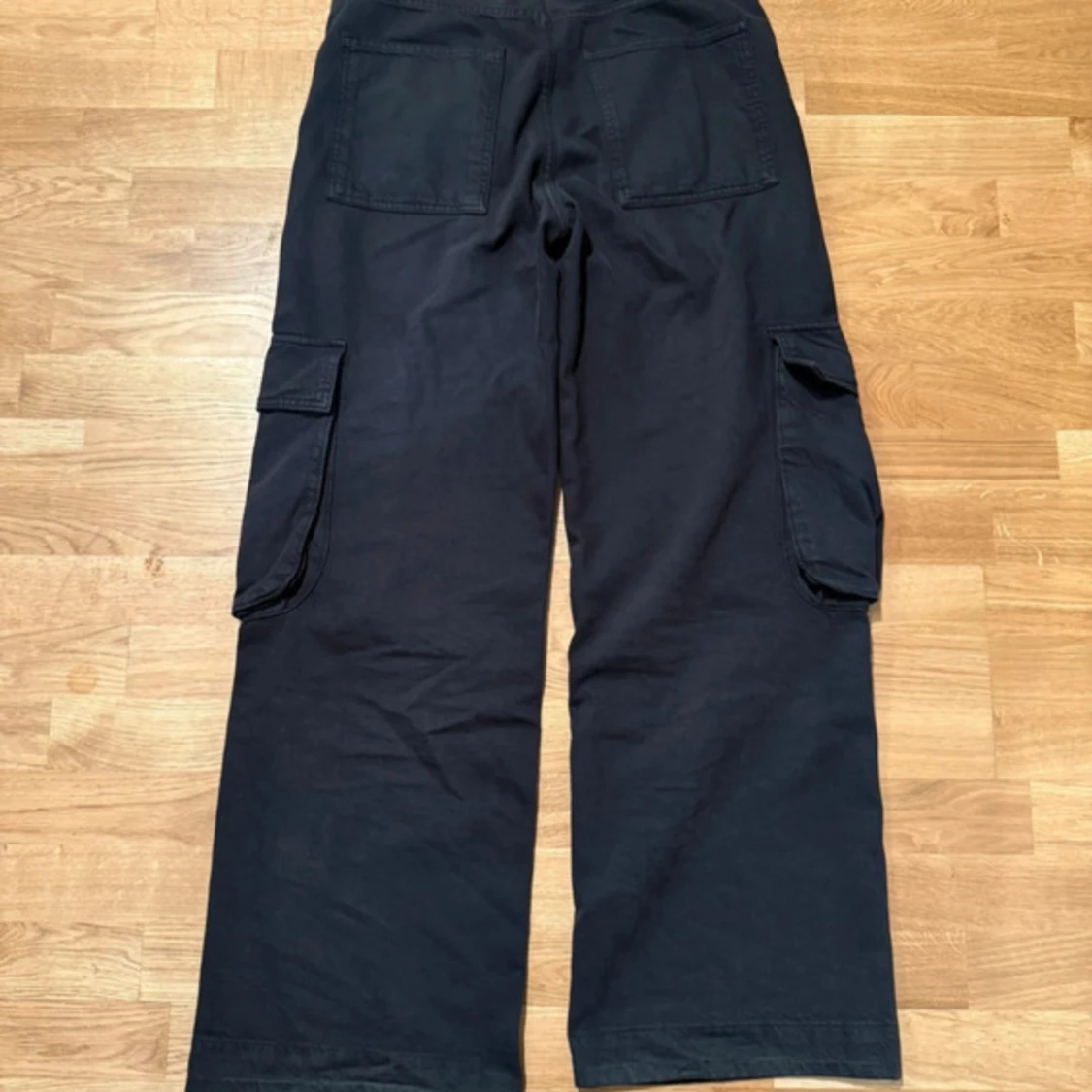 Svarta cargobyxor med bred passform - 1