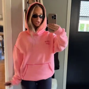 rosa/aprikos hoodie från Fitberry Sports - Säljer min fina fina hoodie från Fitberry sports! Nypris 1000kr🍑🧡Lånade bilder, skriv för egna🩷 Superfint skick!!
