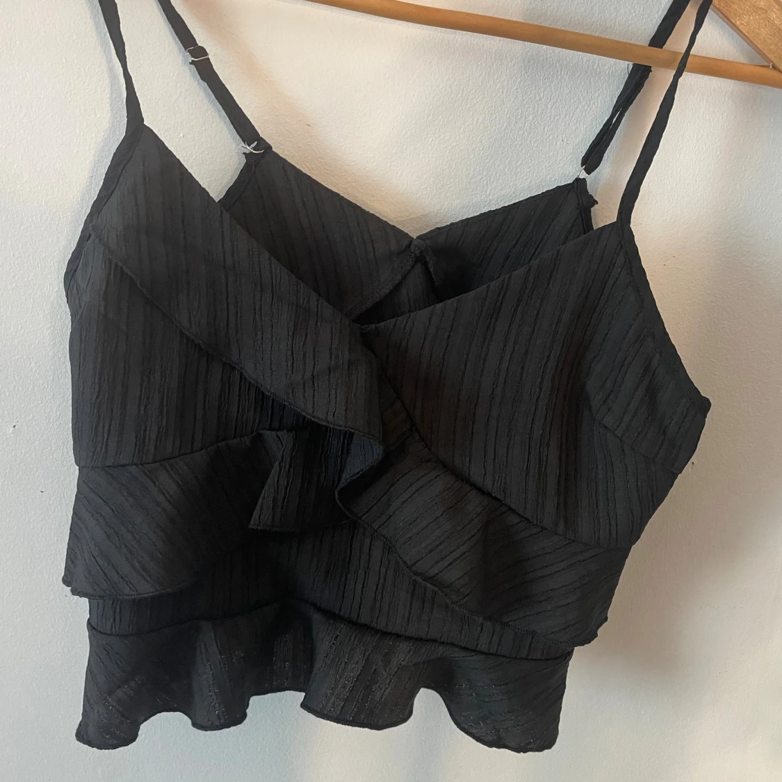 Svart volangig linnetopp XS