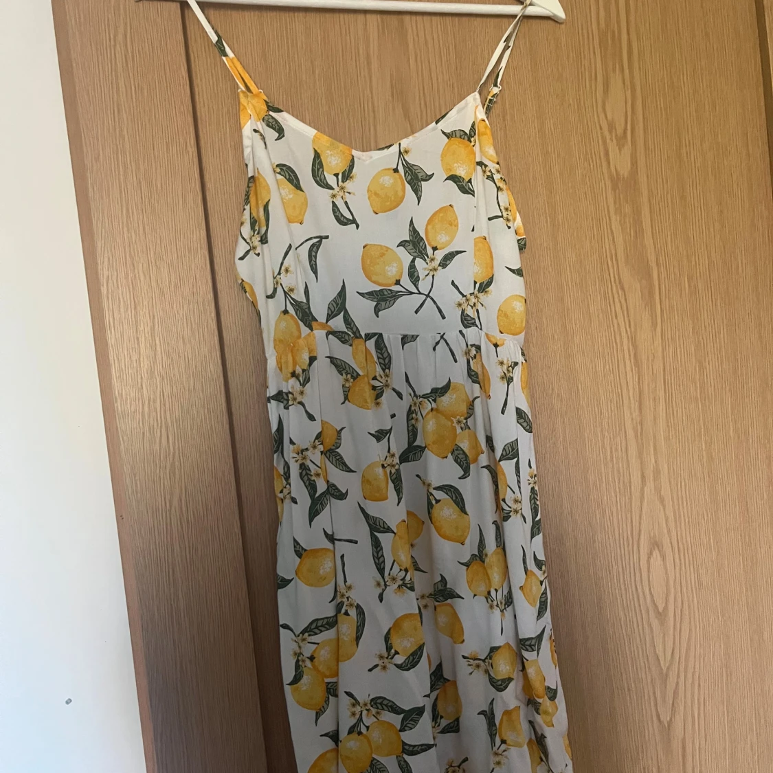 Vit sommarklänning med citronmönster H&M