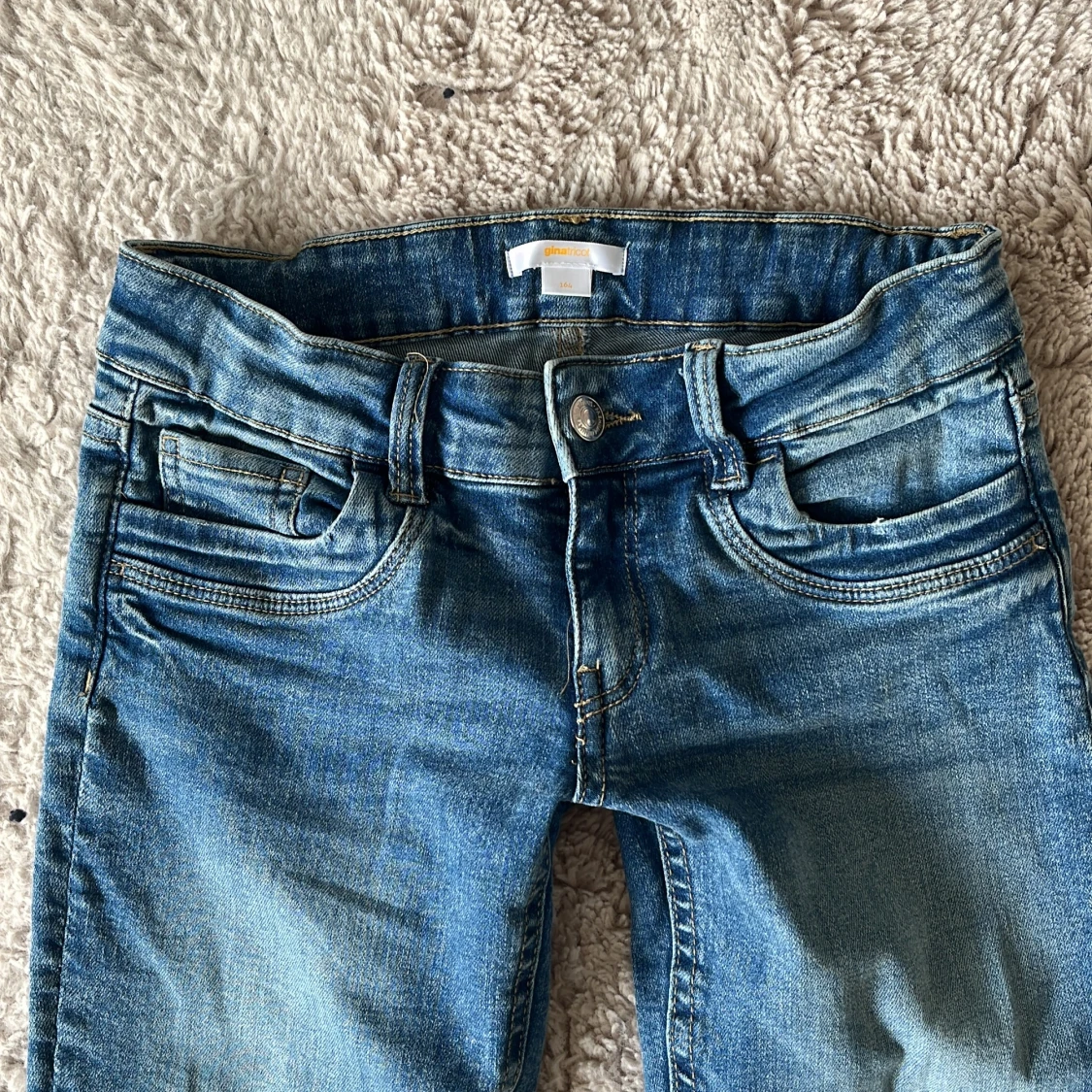Blå bootcut jeans från Ginatricot