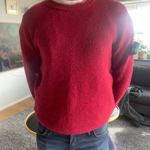 Röd stone island tröja - Jätte fint skick, pris kan diskuteras