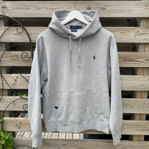 Ralph Lauren Grå Hoodie  - Säljer denna riktigt feta Hoodie från Ralph Lauren. Storlek M, sitter exakt som en vanlig S. Riktigt härlig och mjuk, väldigt fint skick, men kan eventuellt ha nån minimal ytlig fläck som enkelt går bort med tvätt (är inte säker på om det finns fläckar). Knappt använd. Hör gärna av er vid funderingar🙌🙌