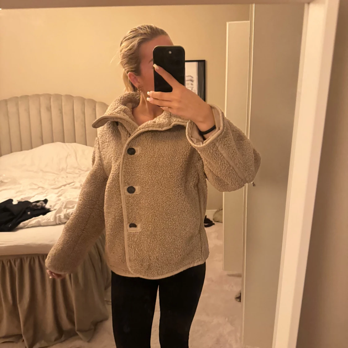 Beige teddyjacka med stora knappar - 4