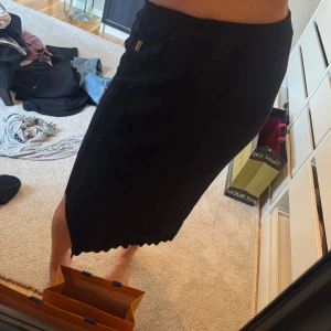 Svart ribbad långkjol med slits - Säljer en svart långkjol med ribbad struktur och slits på sidan. 