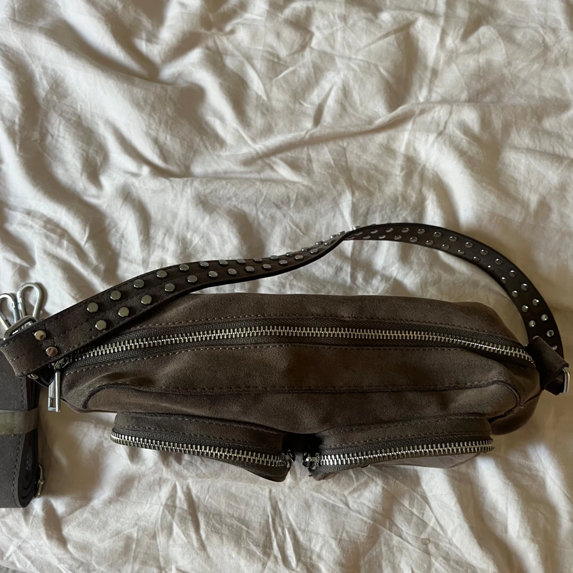 Brun grå mocka axelväska med nitar - 4