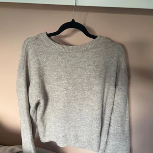 Beige stickad tröja med rund hals 💘 - Mysig beige stickad tröja med rund halsringning och långa ärmar. Perfekt för lager-på-lager och passar till både jeans och kjol. Enkel och stilren design som funkar året runt. Älskarrr❤️❤️