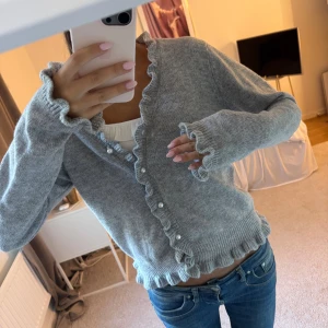 Super söt kofta med pärlor 🤍🤍🤍 - Super söt kofta med pärlor 🤍🤍🤍storlek s/xs