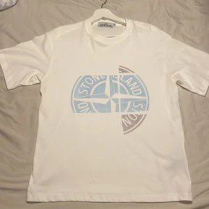 Vit Stone Island t-shirt med tryck - Vit t-shirt från Stone Island. Köpt i London men knappt använd.
