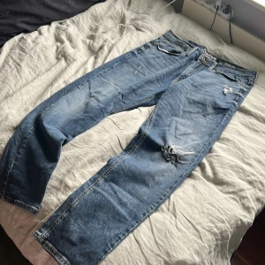 Levi's Signature jeans - Säljer ett par blå Levi's Signature jeans med snygga slitningar och trasiga detaljer på låret och fickan. Storlek: W34 L30, skulle säga att dom är något mindre i midjan | Skick: 8/10 | vid minsta fråga eller fundering är det bara att höra av sig🫡🤗