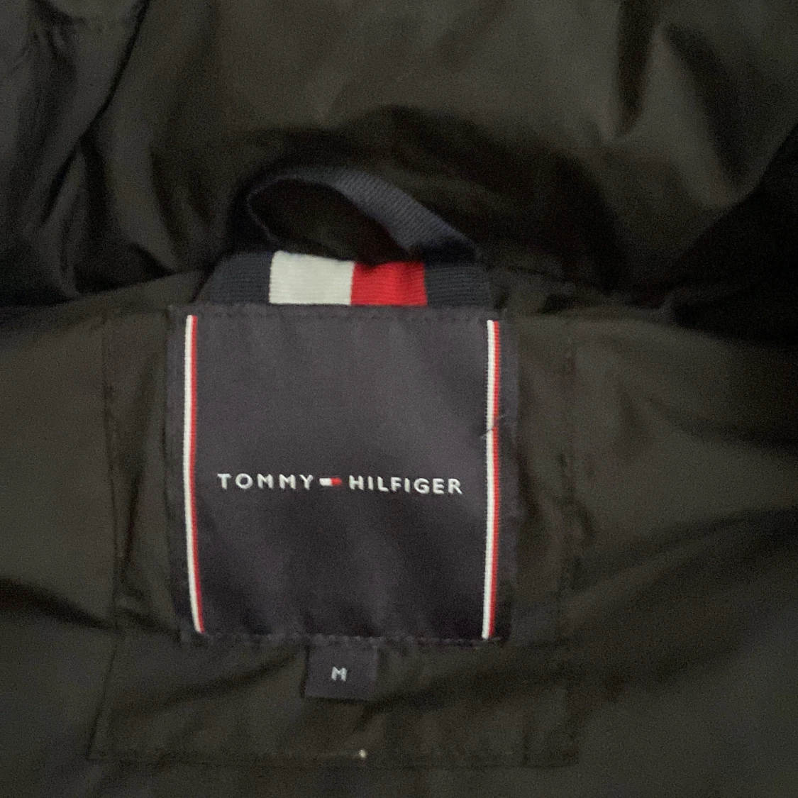 Svart pufferjacka Tommy Hilfiger M - 1