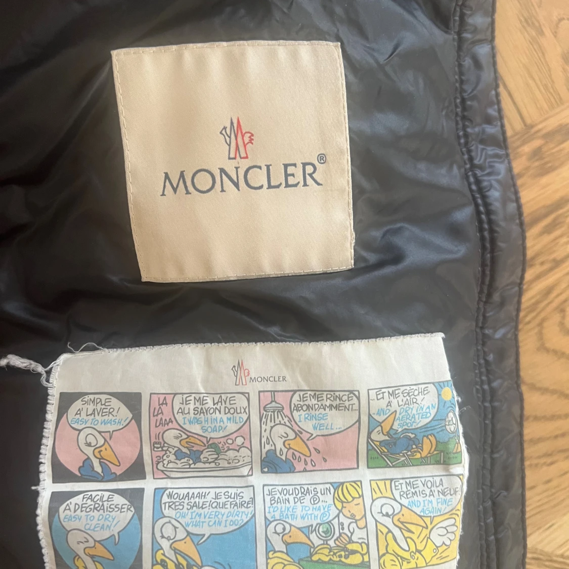 Svart Moncler dunjacka med huva - 2