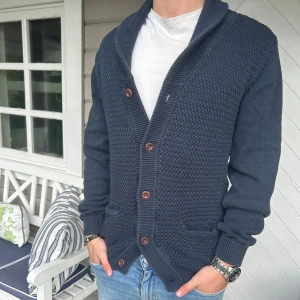 Vailent Cardigan - Säljer nu denna jätte sköna och snygga Cardigan/Kofta från Vailent! Köpt för 900kr.🕺 Inte använd och är i nyskick! Modellen på bilden är 1,83cm och väger 73kg! Hör av dig vid vidare fundering🦾🤝