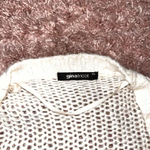Vit stickad kofta från Gina Tricot - Säljer en vit stickad kofta från Gina Tricot i storlek XS. Koftan har grovstickat mönster, trekvartsärmar och knappar framtill. Perfekt att slänga över en topp för en chill och trendig look.
