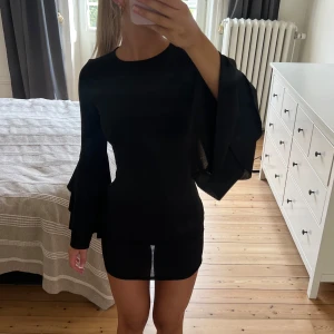 Svart klänning  - Svart klänning med volang detaljer på ärmen! Köpt på gina tricot för länge sedan! 💕🥰