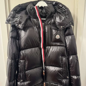 Svart dunjacka från Moncler -   Svart moncler jacka använd en vinter Storlek 4 