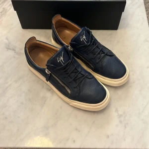 Giuseppe Zanotti skor  - Säljer nu dessa feta skor från Giuseppe Zanotti. Skick 9/10. Skriv vid fler frågor✌️