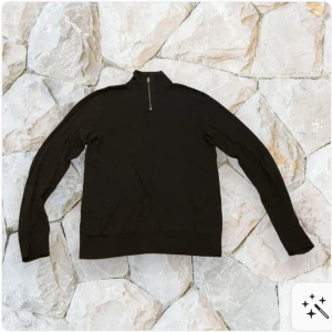 Grå stickad half zip från Jack & Jones - Mörkgrå stickad tröja från Jack & Jones i storlek XS. Tröjan har hög krage med half zip-dragkedja och långa ärmar. Perfekt för lager-på-lager och snygg till både jeans och chinos. Materialet är mjukt och ger en clean look. Tröjan är stilren och i helt nyskick, endast testad. Man kan självklart pruta vid snabb affär!