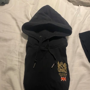 Morris hoodie - En Morris hoodie i svart färg, den är i bra skick. Denna kostar ca 1500 nypris, mitt pris 300 prutat och klart ✅ Inga mer specifika grejer men om ni har frågor bara hör av er👍 Den är i xs och skulle säga att den är normal i storleken