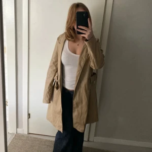 Kappa i läderimitation  - Från boohoo, storlek 36.