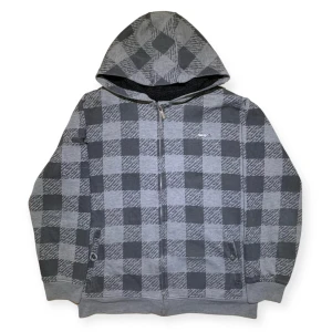 Fodrad Zoo York zip up hoodie  - Fodrad Zoo York zip up hoodie i storlek XXL. Jag på bilden är 180 cm. Mått: axelbredd - 56 cm, längd - 71 cm. Skriv för fler bilder och frågor!