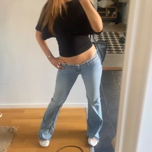 Ljusblå bootcut jeans låg midja - Säljer ett par ljusblå jeans med bootcut och låg midja. Från Nelly. 