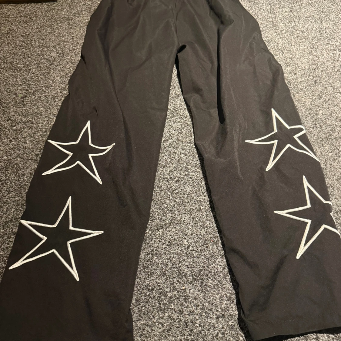 Svarta campusbyxor med stjärnor - 1