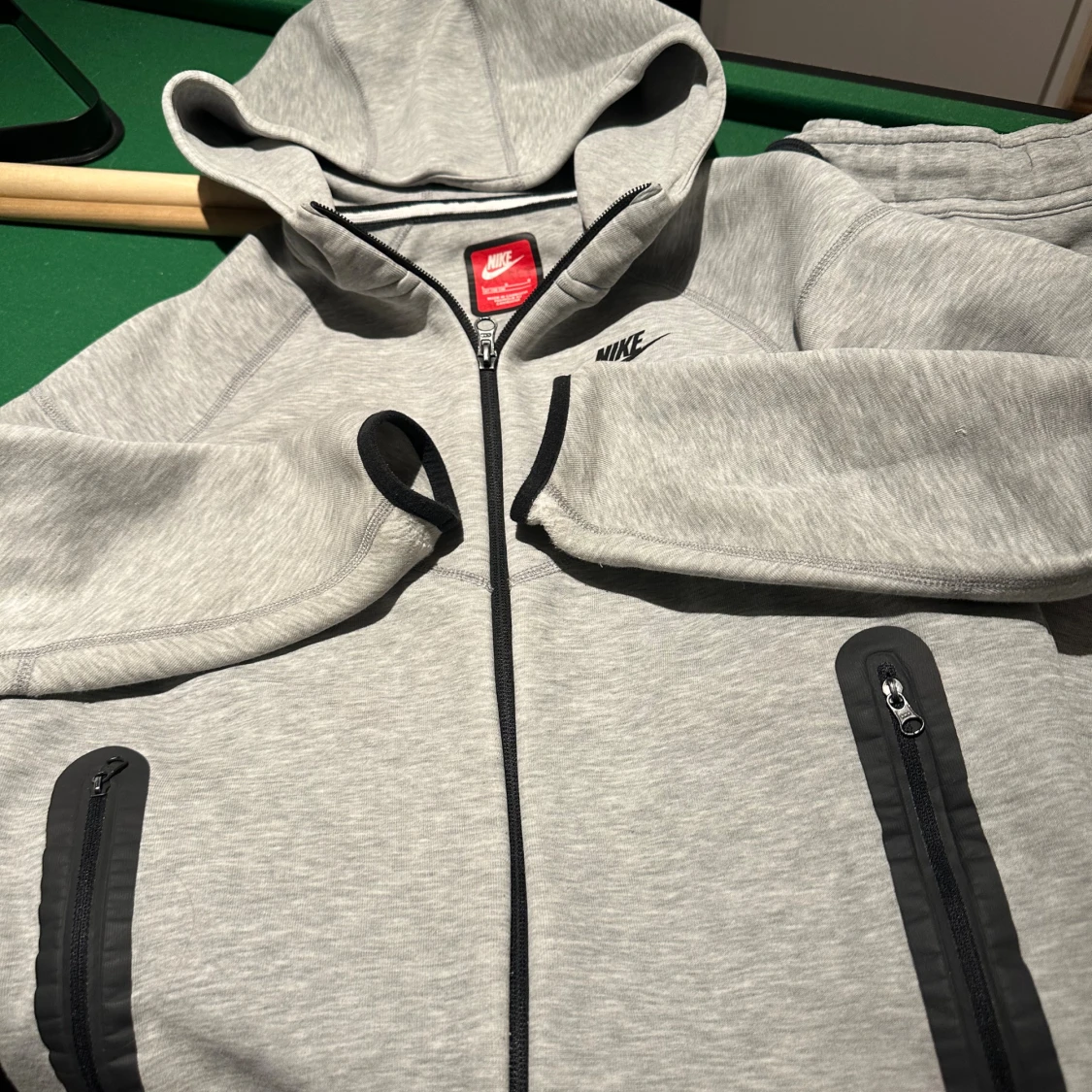 Grått Nike Tech juniorstorlek L/XL  - 1