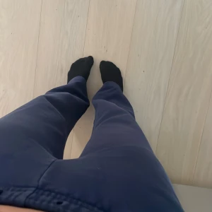 Mörkblå mjukisbyxor från Gina Tricot XS - Mörkblå mjukisbyxor från Gina Tricot i modellen Basically Basics. Byxorna har resår i midjan och raka ben, tillverkade i mjukt material som är skönt att ha på sig. Dock är snörena uttagna men det är inget som påverkar midjan eftersom den redan sitter ganska tajt. Det är XS men passar mig som är S perfekt