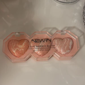 Love Marble Blush Romantic Rush - Superfin blushpalett med tre hjärtformade rouge i marmorerade nyanser av persika och rosa. Kommer i en transparent ask och ger ett fräscht glow till kinderna. Perfekt för att skapa en romantisk look med skimrande finish.