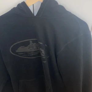 Svart hoodie corteiz - Svart hoodie från Corteiz i storlek S