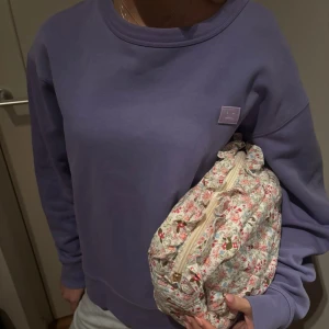 Ljus lila tröja från Acne studios - Lila telja från Acne studios, jättebra skick!.