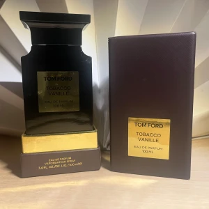 Tom Ford Tobacco Vanille 100ml - Nästan helt ny, har bara testat 1-2 sprut. Har en ikonisk och lyxig doft, känd för sin varma, rika och kryddiga karaktär. En utmärkt höst och vinter parfym. Skulle rekommendera 100%. 🍁❄️