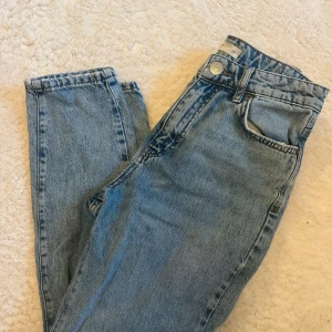  ljusblå momjeans håliga  - Jätte fina mom jeans som tyvärr har blivit för små på mig😪 Använda men i väldigt fint skick😊