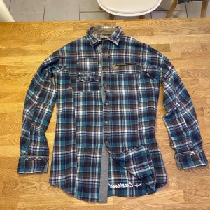 PPFM Flanell - Archive flanell från det japanska märket PPFM. Feta detaljer med skön smal passform (modell 193cm)